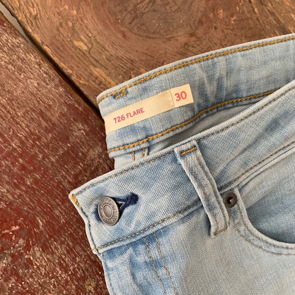 New Levi’s High Rise Flare / Light Wash / Size 30 - Picture 4 of 6